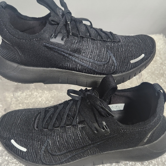 Nike Black Athletic Shoes with Sleek Design - Picture 9 of 10